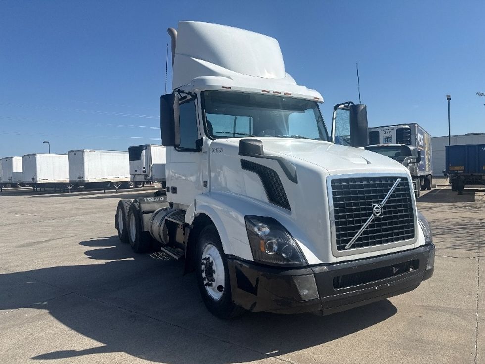 Day Cab Tractor-Heavy Duty Tractors-Volvo-2018-VNL64T300-Dallas-TX-139,384\n\t\tmiles-$ 42,500 - Image 1
