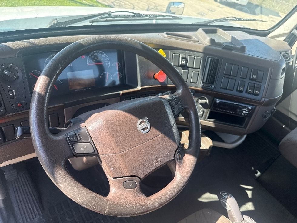Day Cab Tractor-Heavy Duty Tractors-Volvo-2018-VNL64T300-Dallas-TX-139,384\n\t\tmiles-$ 42,500 - Image 11