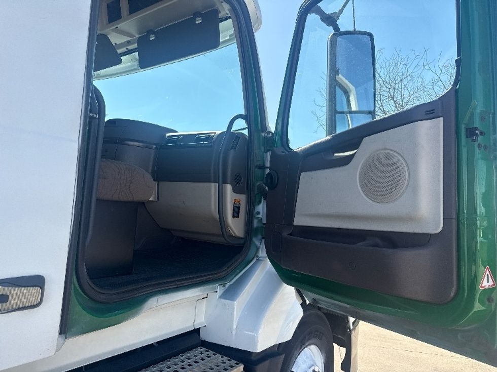 Day Cab Tractor-Heavy Duty Tractors-Volvo-2018-VNL64T300-Dallas-TX-139,384\n\t\tmiles-$ 42,500 - Image 12