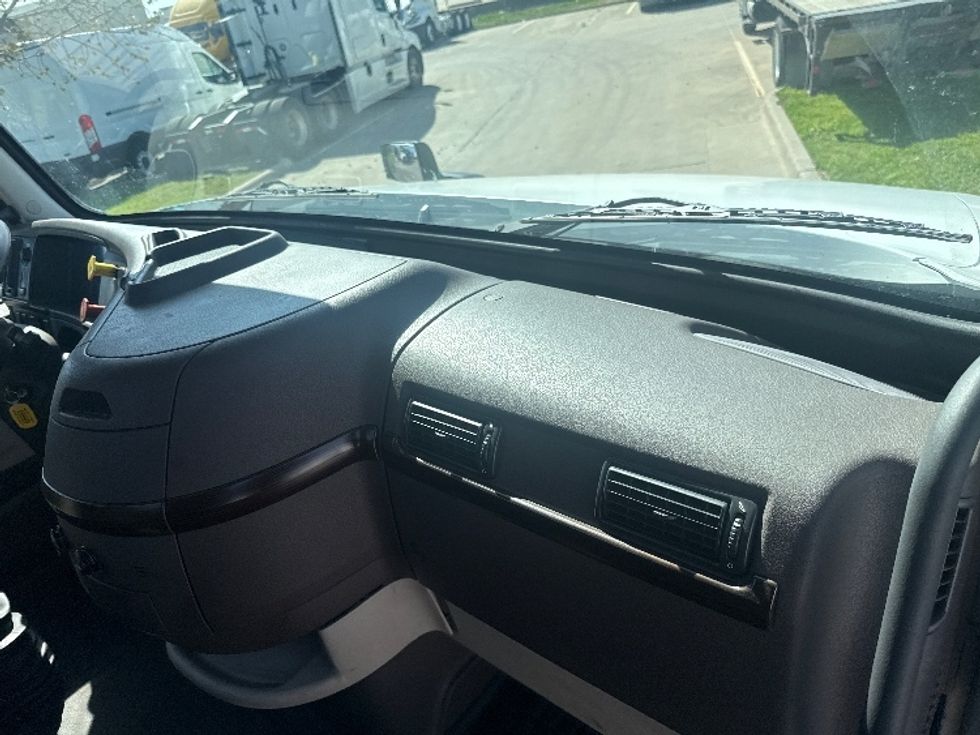 Day Cab Tractor-Heavy Duty Tractors-Volvo-2018-VNL64T300-Dallas-TX-139,384\n\t\tmiles-$ 42,500 - Image 13
