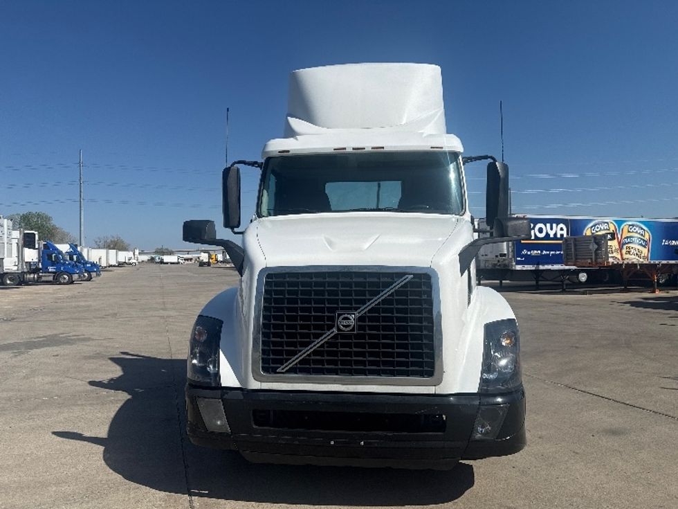 Day Cab Tractor-Heavy Duty Tractors-Volvo-2018-VNL64T300-Dallas-TX-139,384\n\t\tmiles-$ 42,500 - Image 2