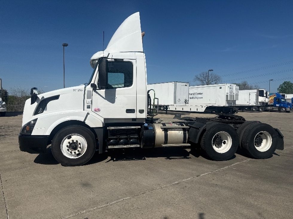 Day Cab Tractor-Heavy Duty Tractors-Volvo-2018-VNL64T300-Dallas-TX-139,384\n\t\tmiles-$ 42,500 - Image 4