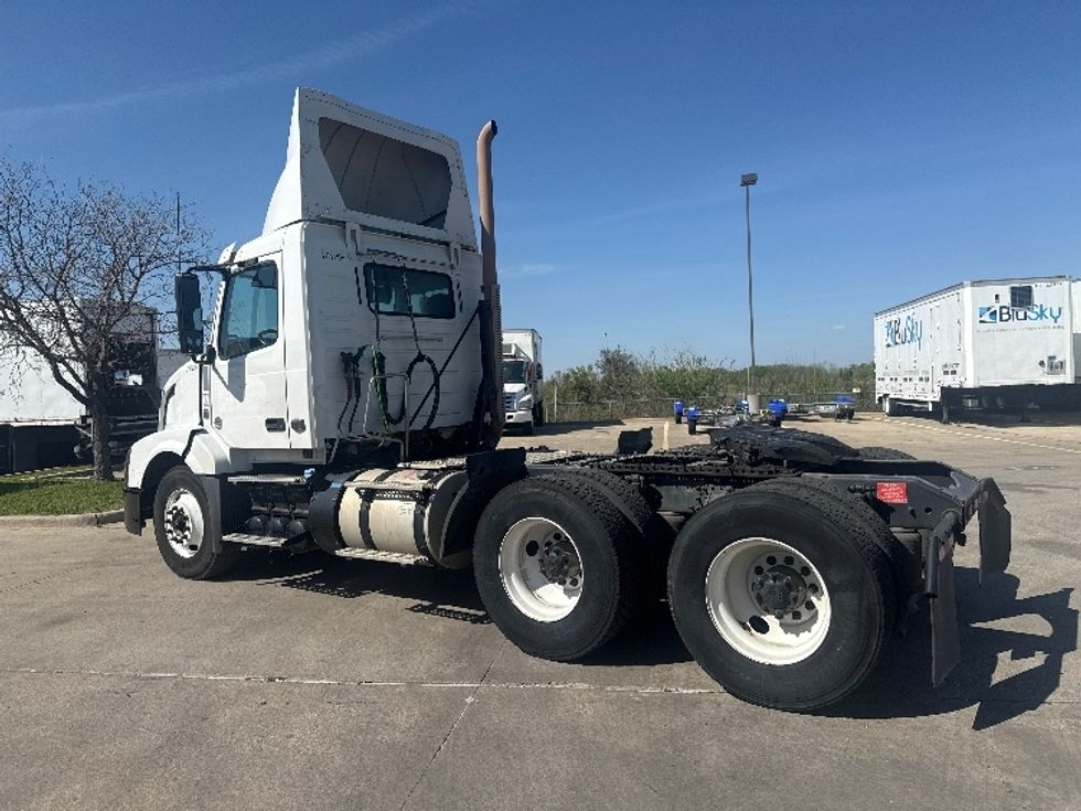 Day Cab Tractor-Heavy Duty Tractors-Volvo-2018-VNL64T300-Dallas-TX-139,384\n\t\tmiles-$ 42,500 - Image 5