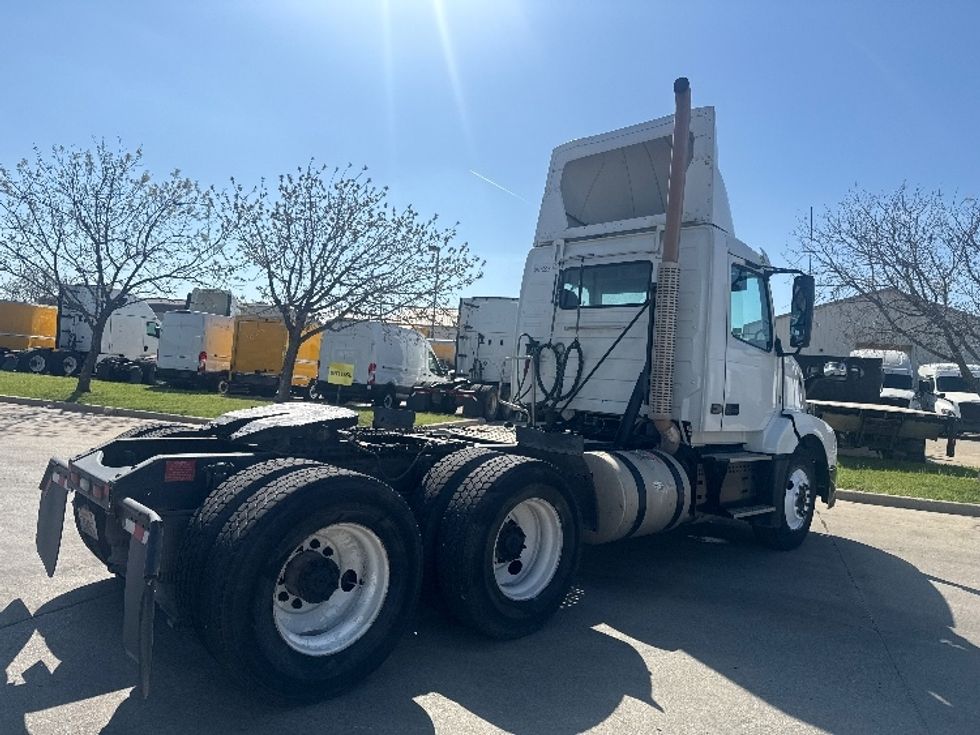 Day Cab Tractor-Heavy Duty Tractors-Volvo-2018-VNL64T300-Dallas-TX-139,384\n\t\tmiles-$ 42,500 - Image 7