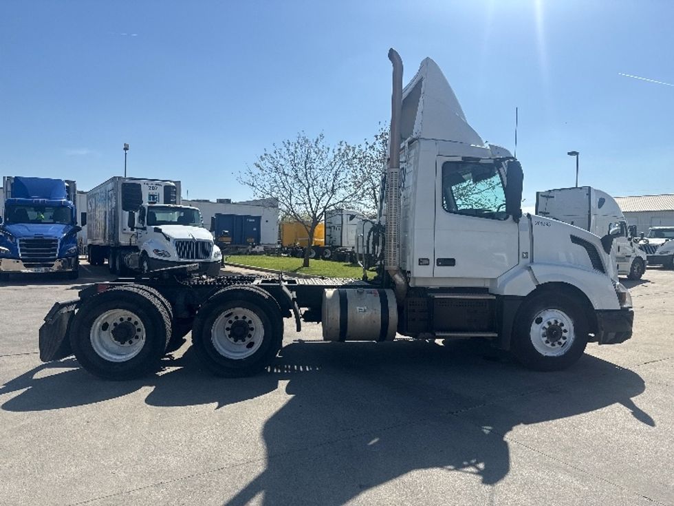 Day Cab Tractor-Heavy Duty Tractors-Volvo-2018-VNL64T300-Dallas-TX-139,384\n\t\tmiles-$ 42,500 - Image 8