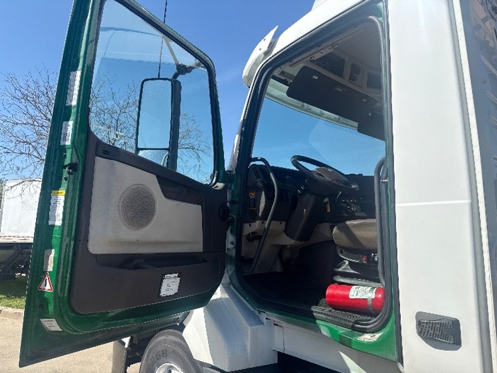 Day Cab Tractor-Heavy Duty Tractors-Volvo-2018-VNL64T300-Dallas-TX-139,384\n\t\tmiles-$ 42,500 - Image 9