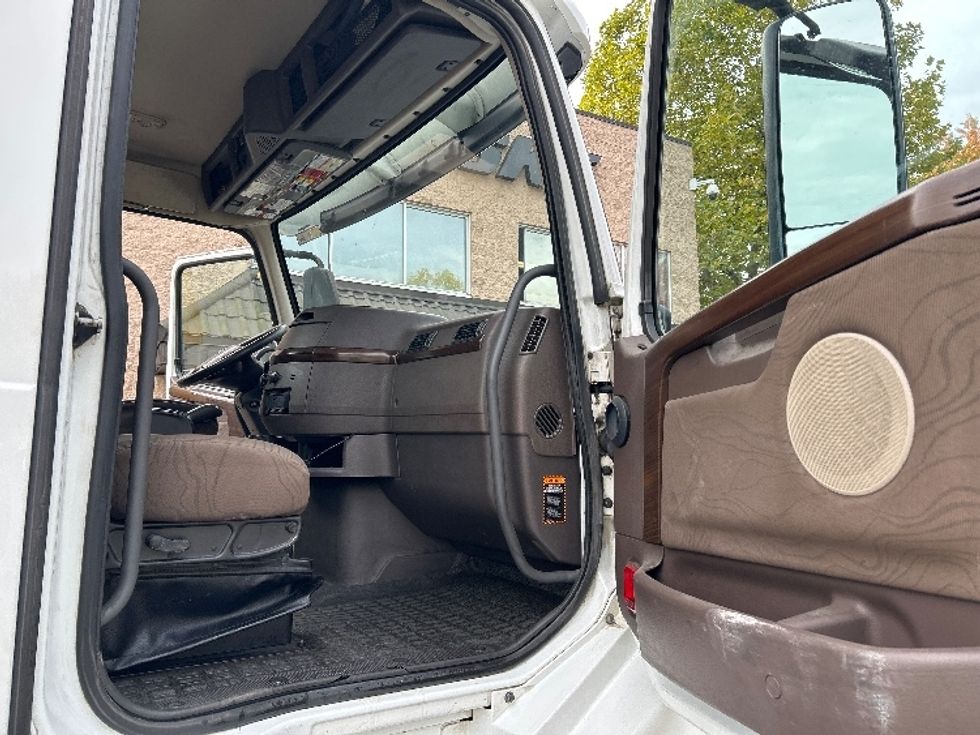 Day Cab Tractor-Heavy Duty Tractors-Volvo-2018-VNL64T300-Delta-BC-471,316\n\t\tkm-$ 57,000 - Image 12