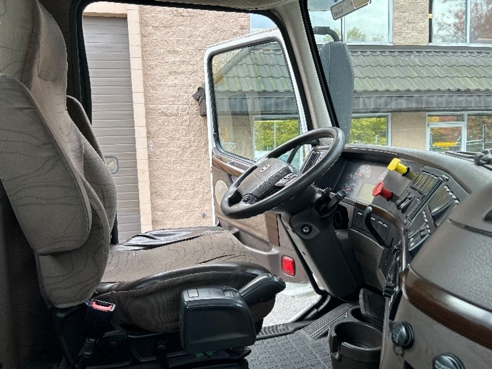 Day Cab Tractor-Heavy Duty Tractors-Volvo-2018-VNL64T300-Delta-BC-471,316\n\t\tkm-$ 57,000 - Image 14