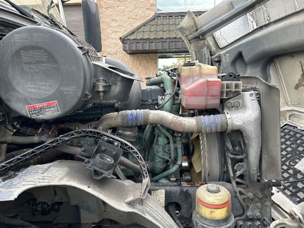 Day Cab Tractor-Heavy Duty Tractors-Volvo-2018-VNL64T300-Delta-BC-471,316\n\t\tkm-$ 57,000 - Image 15