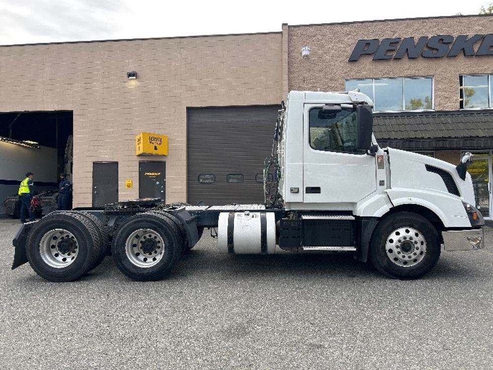 Day Cab Tractor-Heavy Duty Tractors-Volvo-2018-VNL64T300-Delta-BC-471,316\n\t\tkm-$ 57,000 - Image 8
