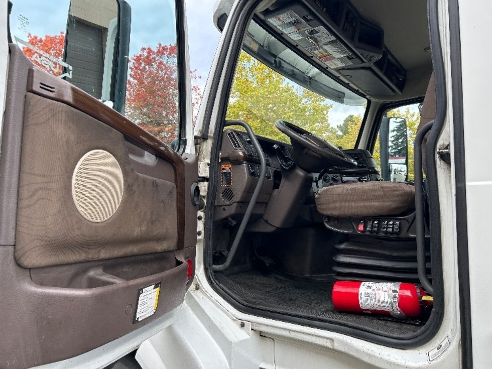 Day Cab Tractor-Heavy Duty Tractors-Volvo-2018-VNL64T300-Delta-BC-471,316\n\t\tkm-$ 57,000 - Image 9