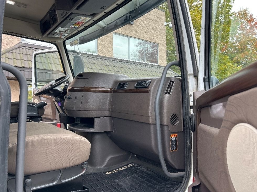 Day Cab Tractor-Heavy Duty Tractors-Volvo-2018-VNL64T300-Delta-BC-483,610\n\t\tkm-$ 56,500 - Image 12