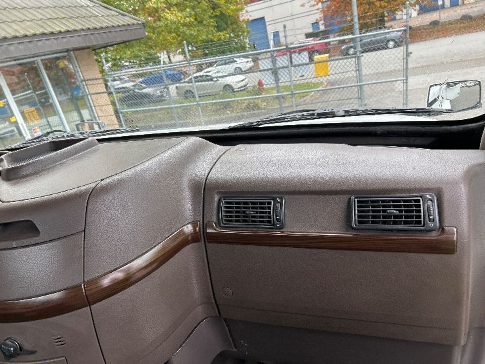 Day Cab Tractor-Heavy Duty Tractors-Volvo-2018-VNL64T300-Delta-BC-483,610\n\t\tkm-$ 56,500 - Image 13