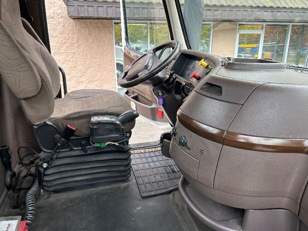 Day Cab Tractor-Heavy Duty Tractors-Volvo-2018-VNL64T300-Delta-BC-483,610\n\t\tkm-$ 56,500 - Image 14