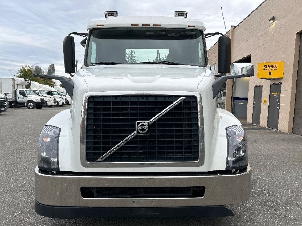 Day Cab Tractor-Heavy Duty Tractors-Volvo-2018-VNL64T300-Delta-BC-483,610\n\t\tkm-$ 56,500 - Image 2