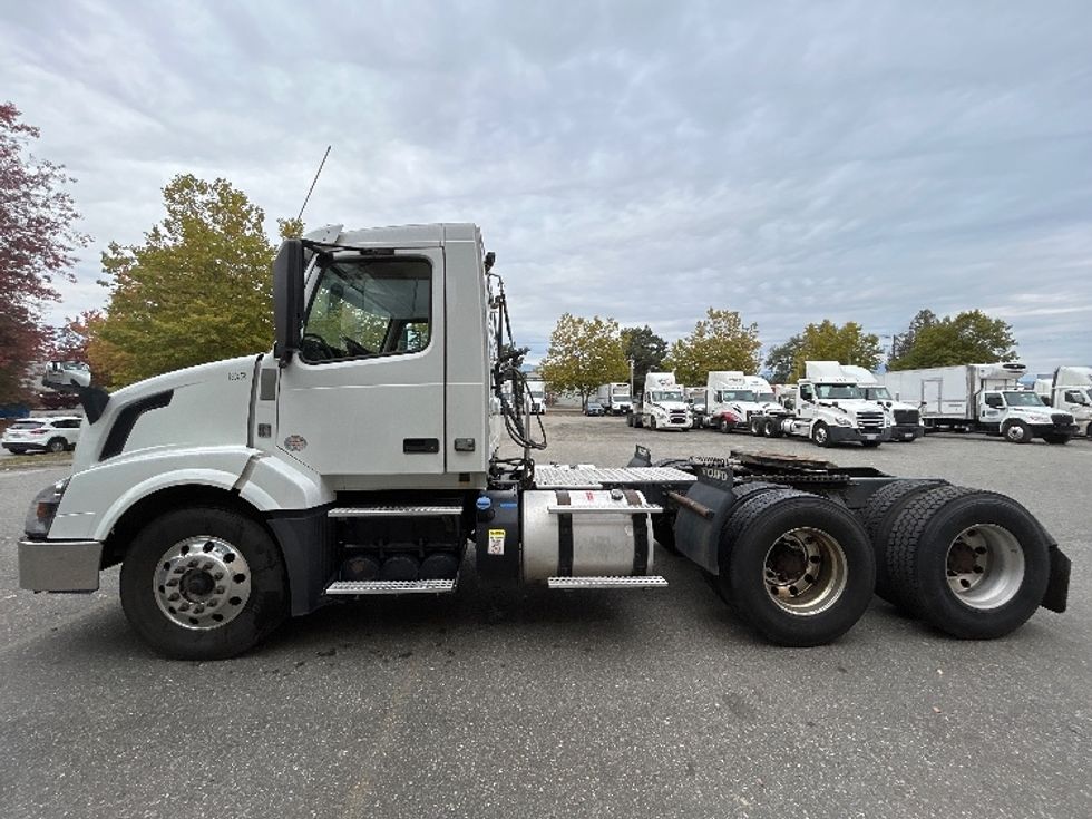 Day Cab Tractor-Heavy Duty Tractors-Volvo-2018-VNL64T300-Delta-BC-483,610\n\t\tkm-$ 56,500 - Image 4