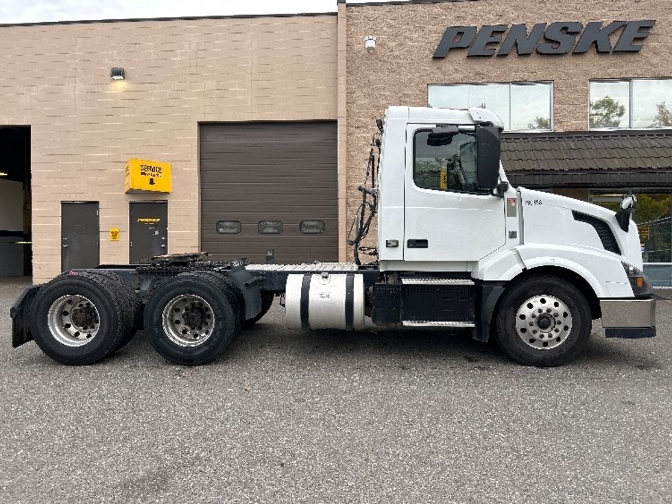 Day Cab Tractor-Heavy Duty Tractors-Volvo-2018-VNL64T300-Delta-BC-483,610\n\t\tkm-$ 56,500 - Image 8