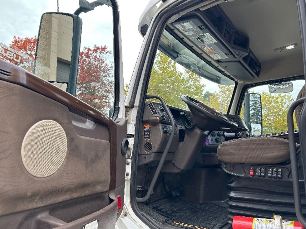 Day Cab Tractor-Heavy Duty Tractors-Volvo-2018-VNL64T300-Delta-BC-483,610\n\t\tkm-$ 56,500 - Image 9