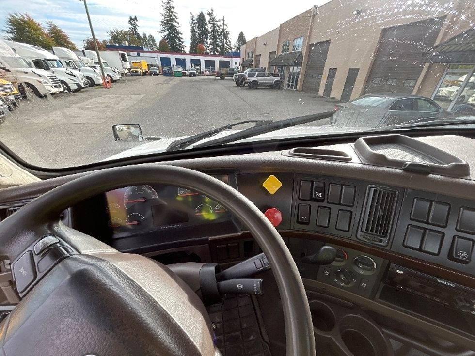 Day Cab Tractor-Heavy Duty Tractors-Volvo-2018-VNL64T300-Delta-BC-513,991\n\t\tkm-$ 55,250 - Image 10