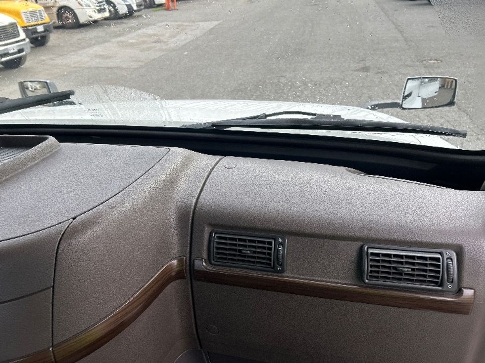 Day Cab Tractor-Heavy Duty Tractors-Volvo-2018-VNL64T300-Delta-BC-513,991\n\t\tkm-$ 55,250 - Image 12