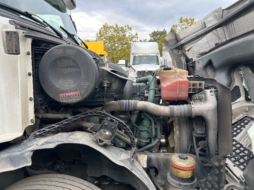 Day Cab Tractor-Heavy Duty Tractors-Volvo-2018-VNL64T300-Delta-BC-513,991\n\t\tkm-$ 55,250 - Image 14