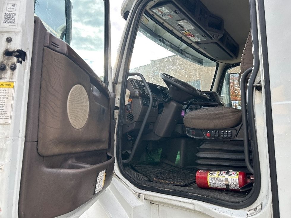 Day Cab Tractor-Heavy Duty Tractors-Volvo-2018-VNL64T300-Delta-BC-513,991\n\t\tkm-$ 55,250 - Image 8