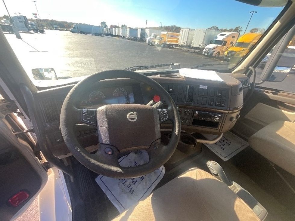 Day Cab Tractor-Heavy Duty Tractors-Volvo-2018-VNL64T300-East Chicago-IN-402,797\n\t\tmiles-$ 36,500 - Image 10