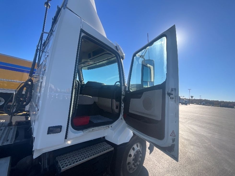 Day Cab Tractor-Heavy Duty Tractors-Volvo-2018-VNL64T300-East Chicago-IN-402,797\n\t\tmiles-$ 36,500 - Image 11