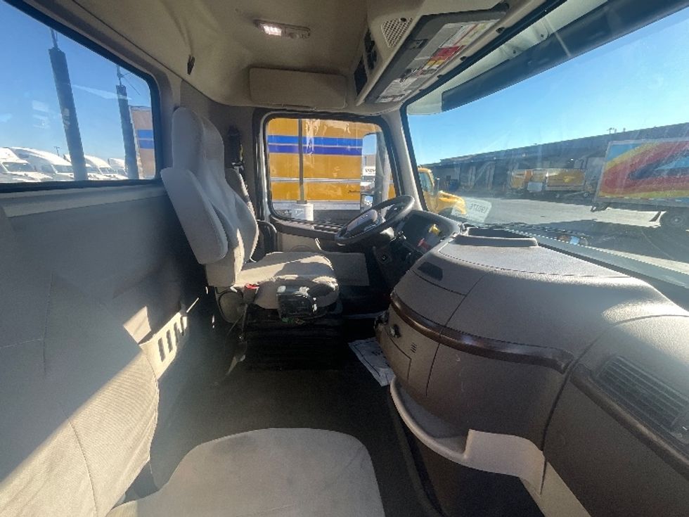 Day Cab Tractor-Heavy Duty Tractors-Volvo-2018-VNL64T300-East Chicago-IN-402,797\n\t\tmiles-$ 36,500 - Image 13