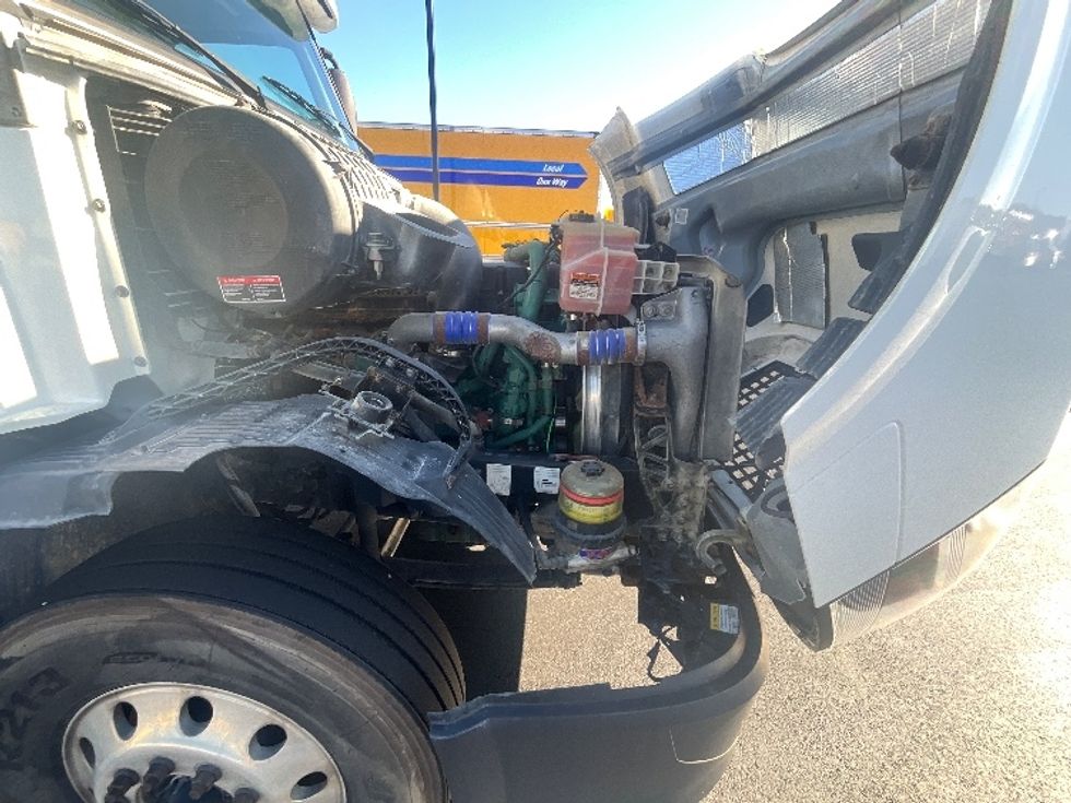 Day Cab Tractor-Heavy Duty Tractors-Volvo-2018-VNL64T300-East Chicago-IN-402,797\n\t\tmiles-$ 36,500 - Image 14