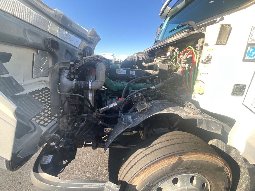 Day Cab Tractor-Heavy Duty Tractors-Volvo-2018-VNL64T300-East Chicago-IN-402,797\n\t\tmiles-$ 36,500 - Image 15