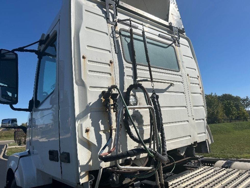 Day Cab Tractor-Heavy Duty Tractors-Volvo-2018-VNL64T300-East Chicago-IN-402,797\n\t\tmiles-$ 36,500 - Image 16