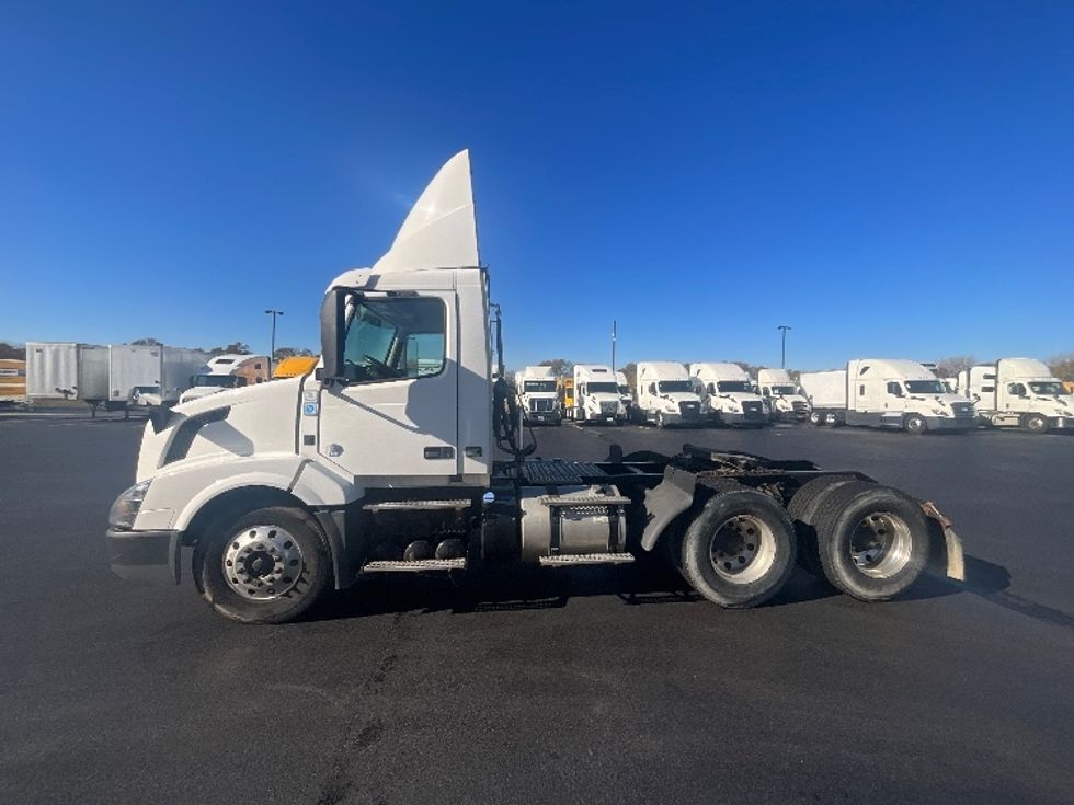 Day Cab Tractor-Heavy Duty Tractors-Volvo-2018-VNL64T300-East Chicago-IN-402,797\n\t\tmiles-$ 36,500 - Image 4