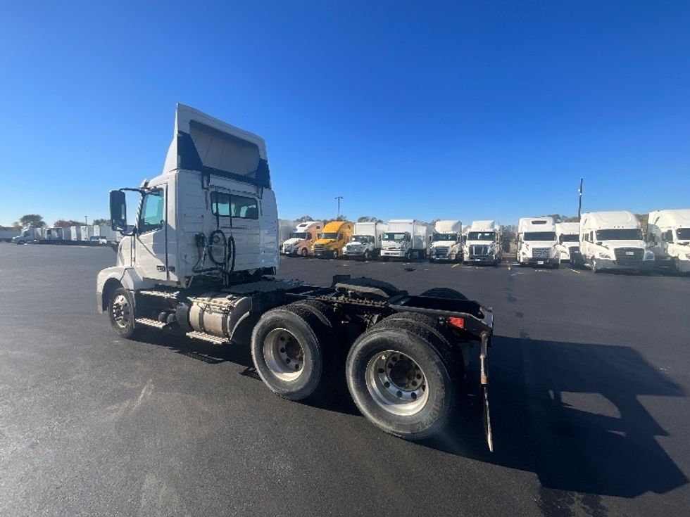 Day Cab Tractor-Heavy Duty Tractors-Volvo-2018-VNL64T300-East Chicago-IN-402,797\n\t\tmiles-$ 36,500 - Image 5