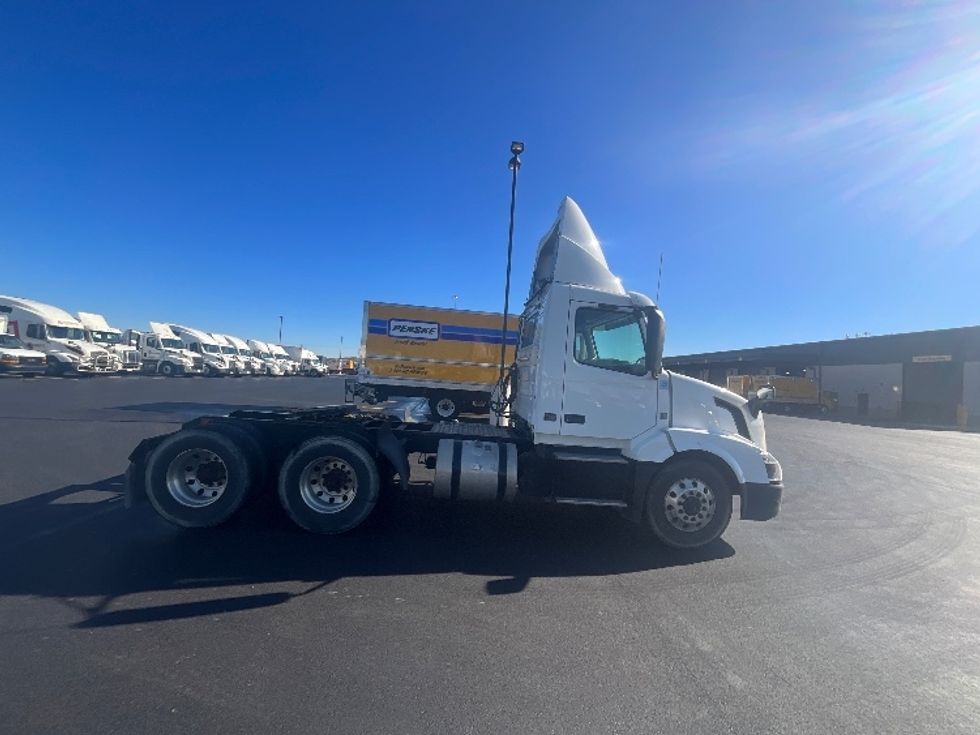 Day Cab Tractor-Heavy Duty Tractors-Volvo-2018-VNL64T300-East Chicago-IN-402,797\n\t\tmiles-$ 36,500 - Image 8