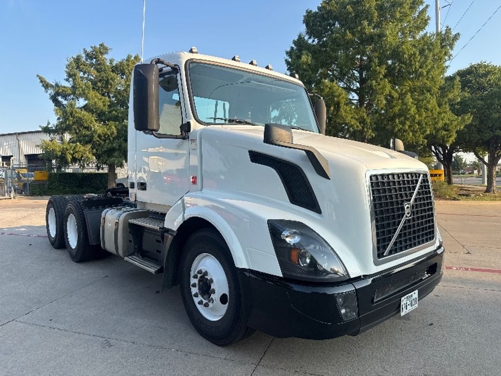 2017 Freightliner Cascadia 113" sleeper cab photo 19