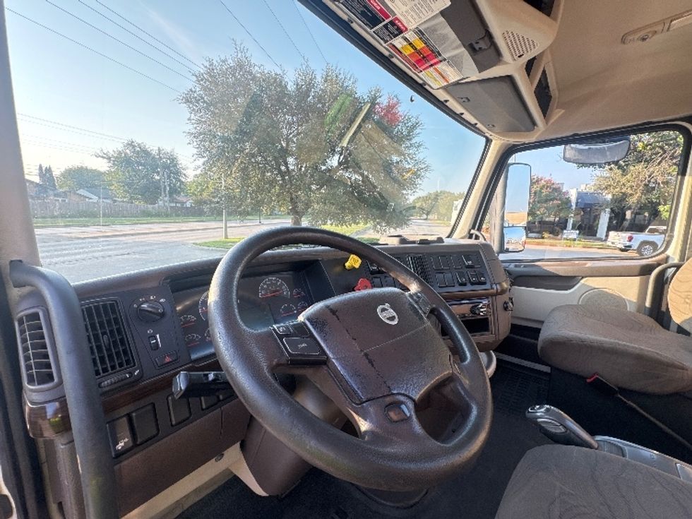 Day Cab Tractor-Heavy Duty Tractors-Volvo-2018-VNL64T300-Garland-TX-269,314\n\t\tmiles-$ 45,750 - Image 10