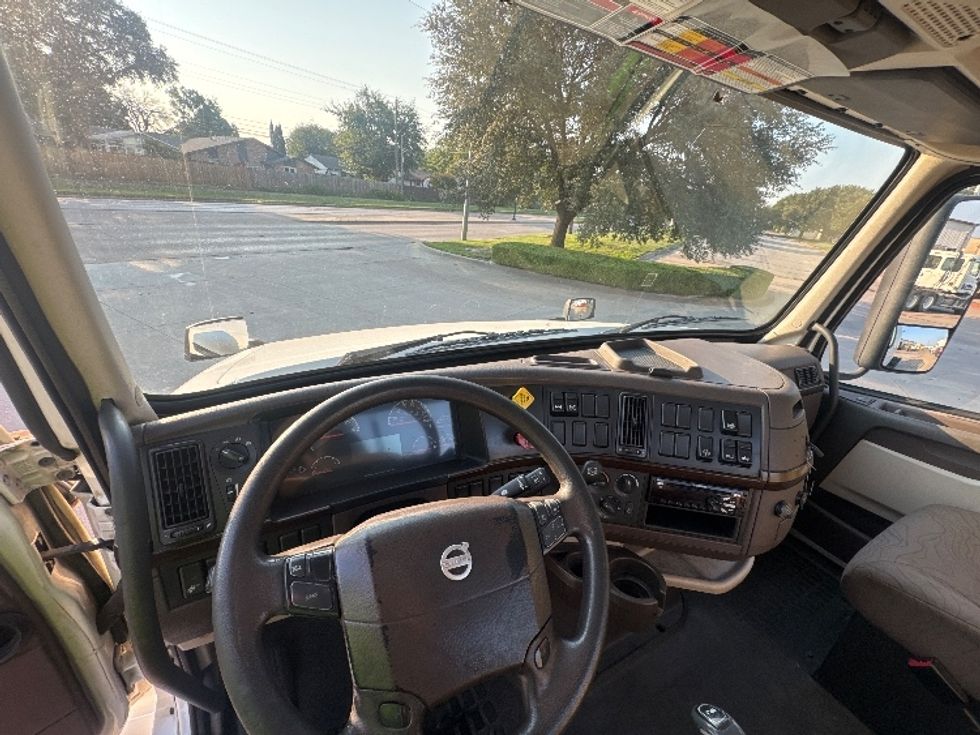 Day Cab Tractor-Heavy Duty Tractors-Volvo-2018-VNL64T300-Garland-TX-269,314\n\t\tmiles-$ 45,750 - Image 11