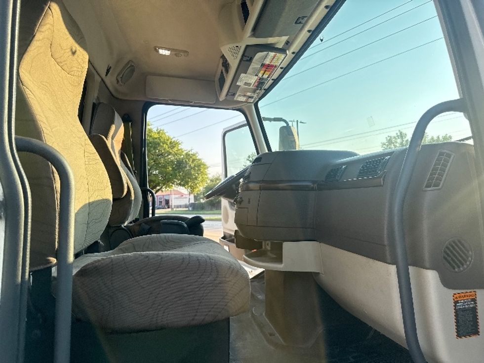 Day Cab Tractor-Heavy Duty Tractors-Volvo-2018-VNL64T300-Garland-TX-269,314\n\t\tmiles-$ 45,750 - Image 12