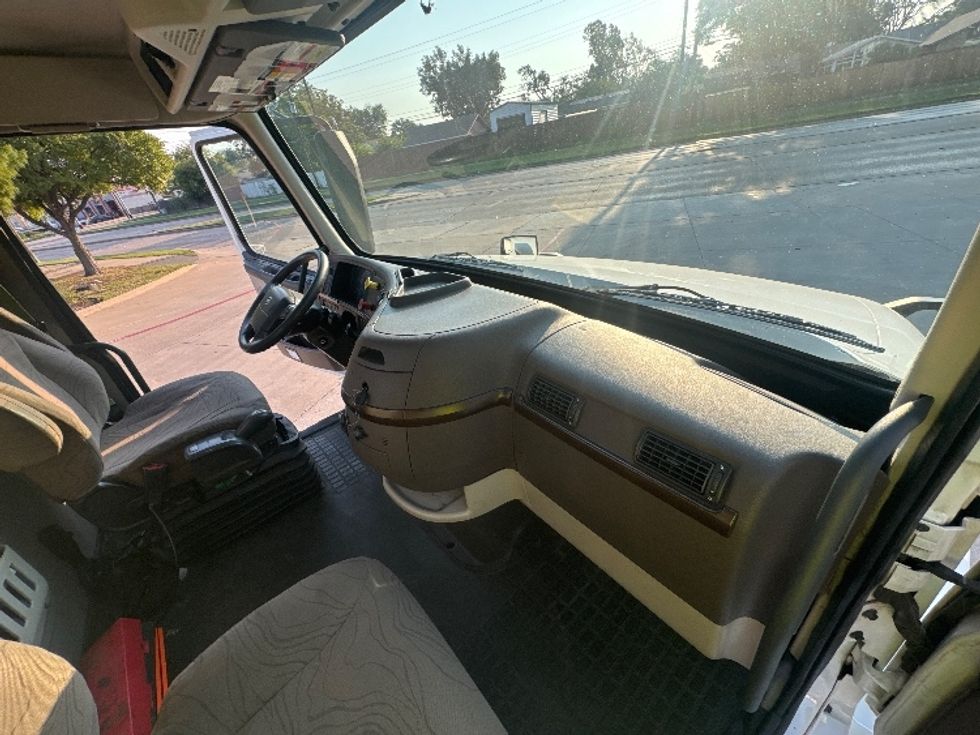Day Cab Tractor-Heavy Duty Tractors-Volvo-2018-VNL64T300-Garland-TX-269,314\n\t\tmiles-$ 45,750 - Image 13
