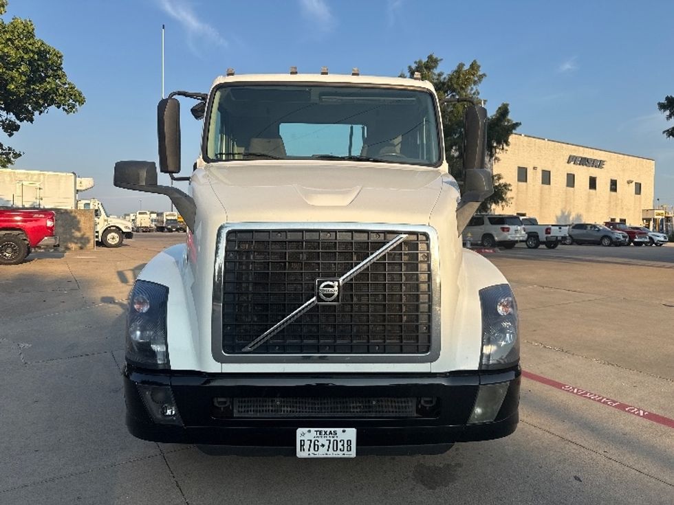 Day Cab Tractor-Heavy Duty Tractors-Volvo-2018-VNL64T300-Garland-TX-269,314\n\t\tmiles-$ 45,750 - Image 2