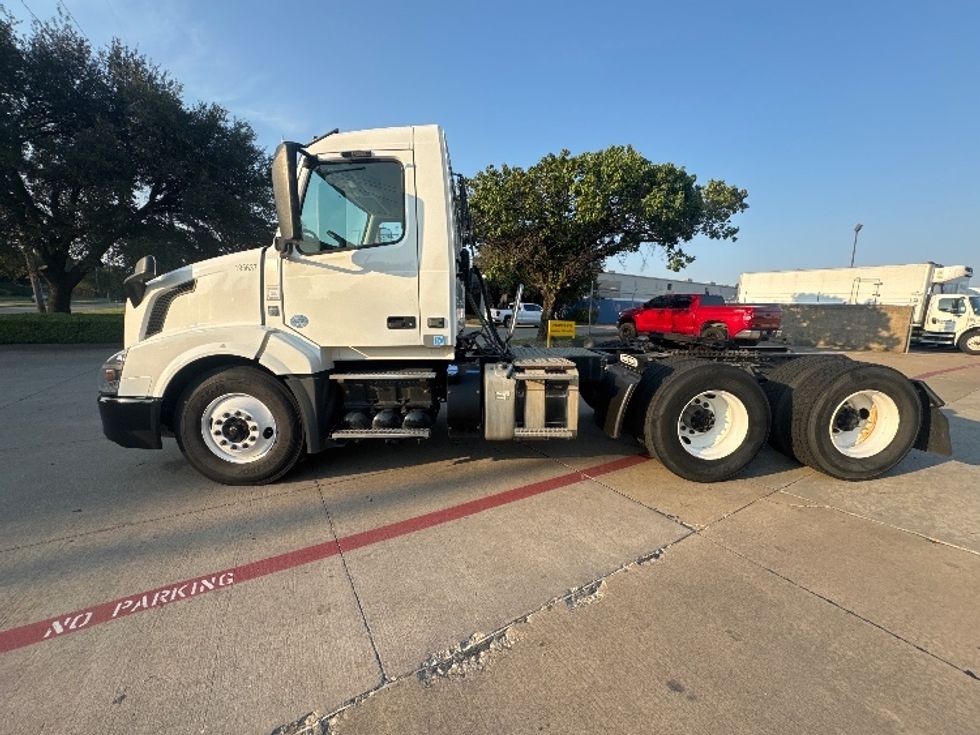 Day Cab Tractor-Heavy Duty Tractors-Volvo-2018-VNL64T300-Garland-TX-269,314\n\t\tmiles-$ 45,750 - Image 4