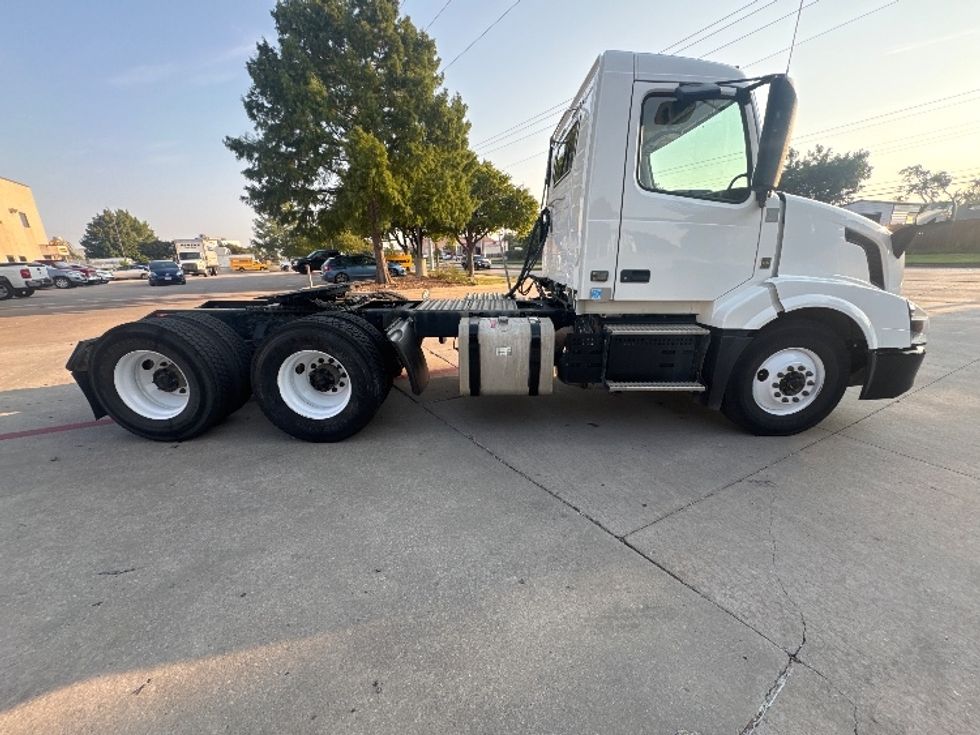 Day Cab Tractor-Heavy Duty Tractors-Volvo-2018-VNL64T300-Garland-TX-269,314\n\t\tmiles-$ 45,750 - Image 8