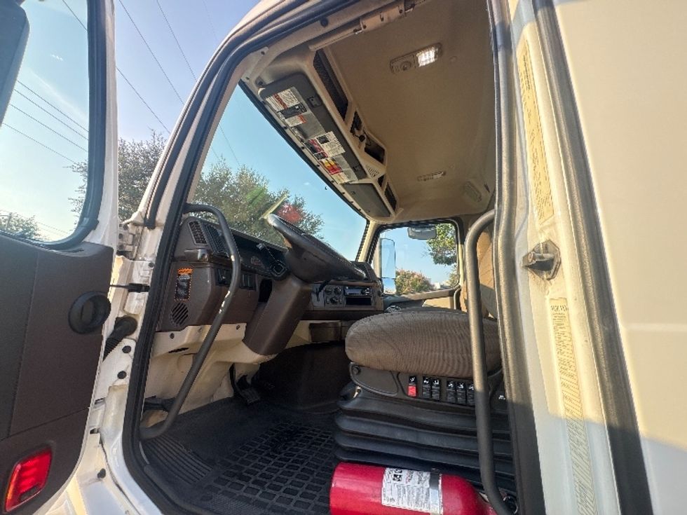 Day Cab Tractor-Heavy Duty Tractors-Volvo-2018-VNL64T300-Garland-TX-269,314\n\t\tmiles-$ 45,750 - Image 9