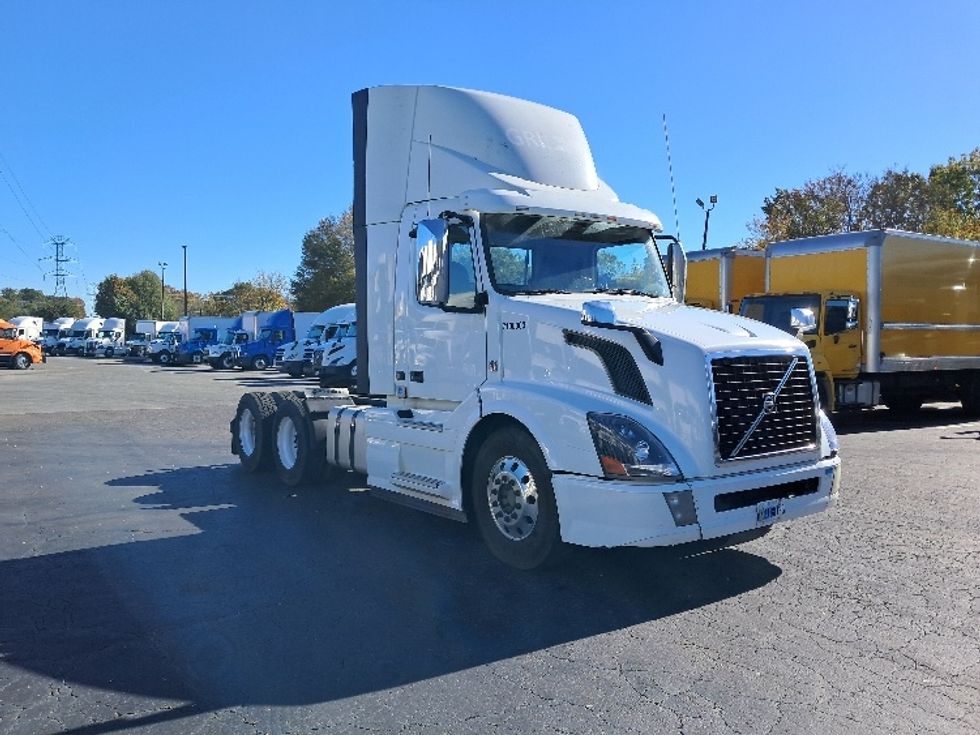 2018 Volvo VNL64T300 Day Cab Tractor