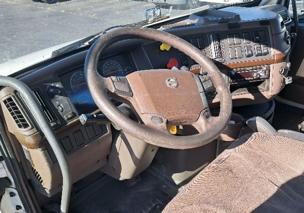 Day Cab Tractor-Heavy Duty Tractors-Volvo-2018-VNL64T300-Greensboro-NC-675,020\n\t\tmiles-$ 22,000 - Image 10