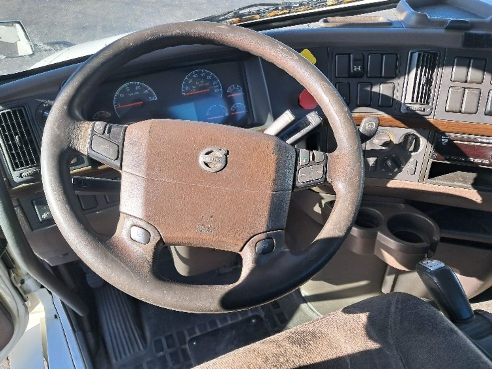 Day Cab Tractor-Heavy Duty Tractors-Volvo-2018-VNL64T300-Greensboro-NC-675,020\n\t\tmiles-$ 22,000 - Image 11