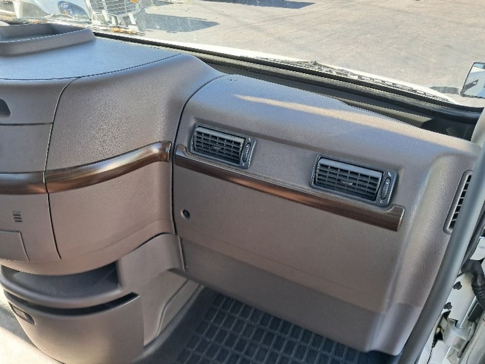 Day Cab Tractor-Heavy Duty Tractors-Volvo-2018-VNL64T300-Greensboro-NC-675,020\n\t\tmiles-$ 22,000 - Image 13