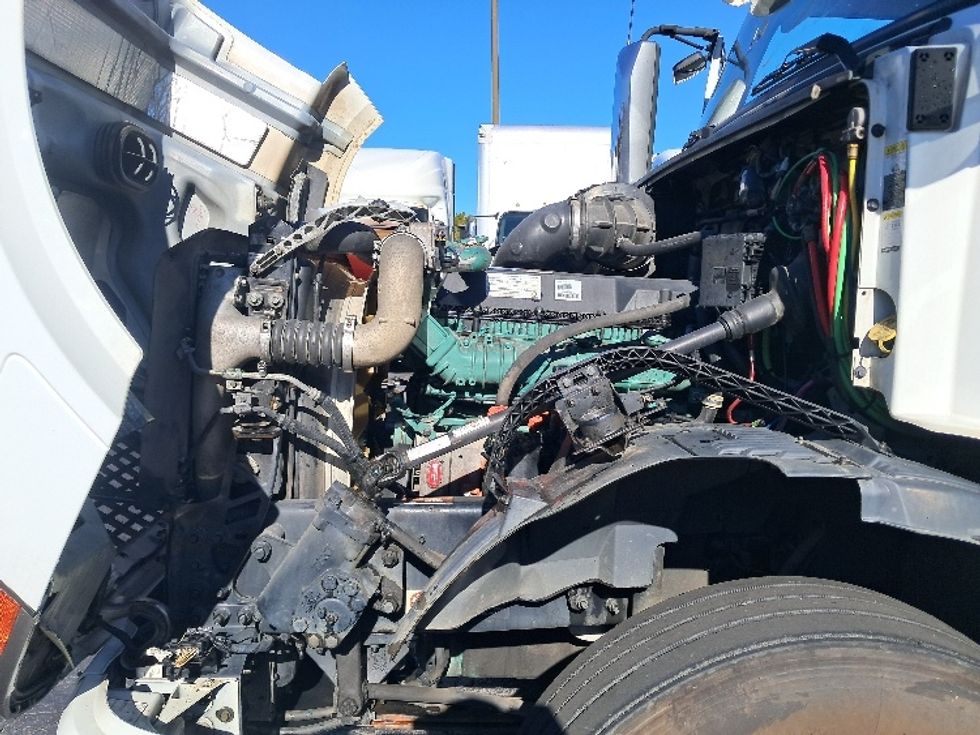 Day Cab Tractor-Heavy Duty Tractors-Volvo-2018-VNL64T300-Greensboro-NC-675,020\n\t\tmiles-$ 22,000 - Image 16
