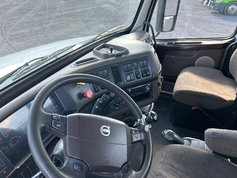 Day Cab Tractor-Heavy Duty Tractors-Volvo-2018-VNL64T300-Jerome-ID-228,789\n\t\tmiles-$ 49,750 - Image 10
